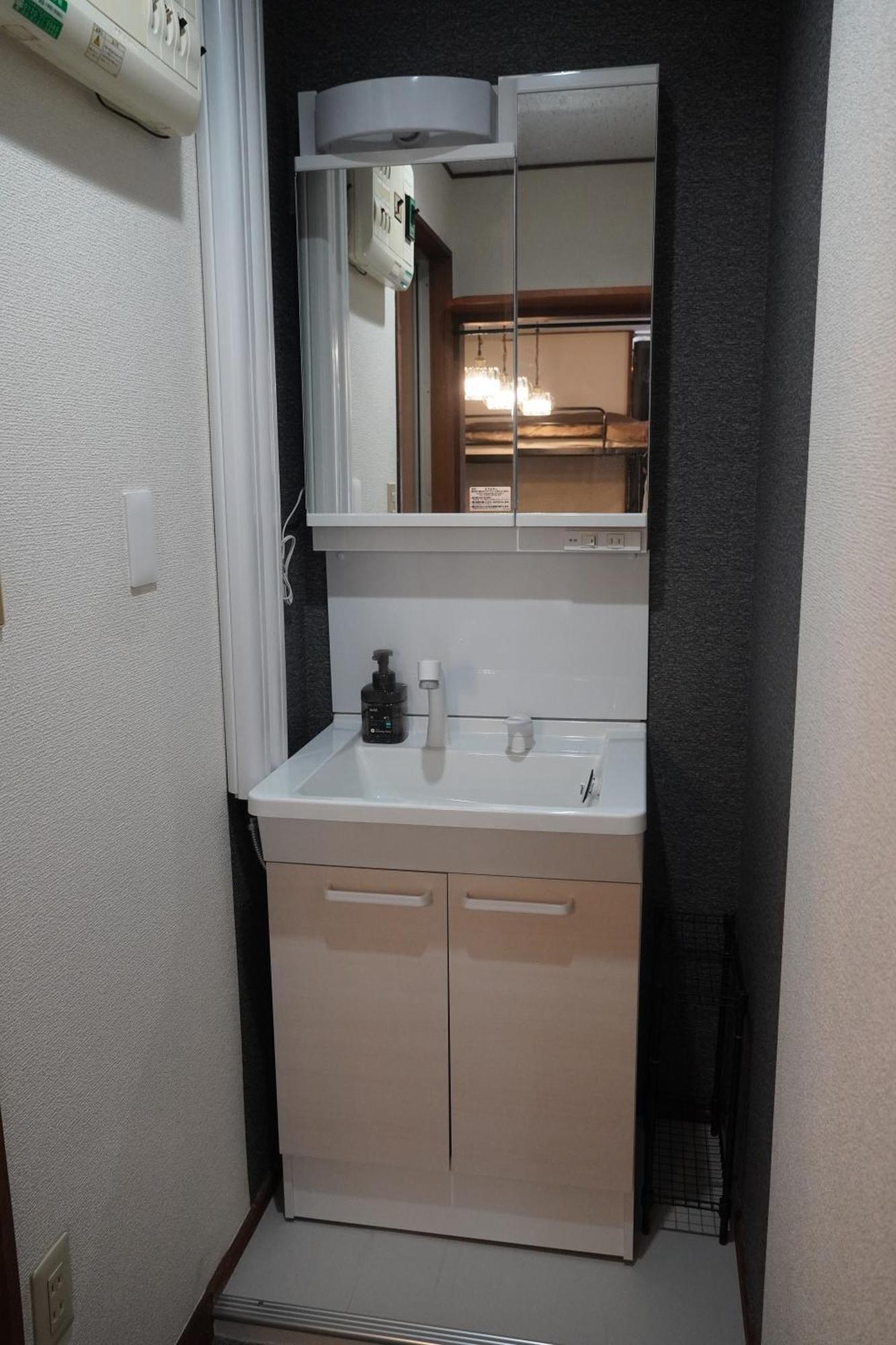 Apartamento 駅から徒歩4分/ビル3階全体/広い部屋/広い屋上/和室/レインボーブリッジ/お台場 *